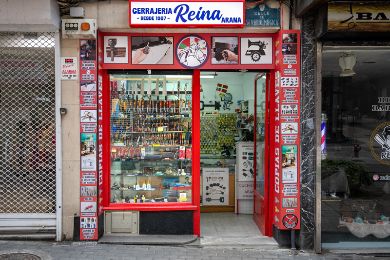 cerrajeria reina en irun, tienda de Serapio Mugica, en el centro de Irun